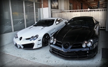 Два брата близнеца Mercedes-Benz SLR McLaren рядом друг с другом